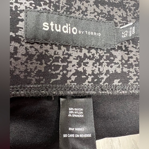 Torrid Pull On Pixie Flare Studio Luxe Ponte - NEW - Size 30 SHORT (6s) - Picture 3 of 3